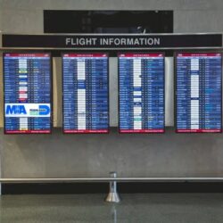 Menunggu jadwal keberangkatan operator transportasi