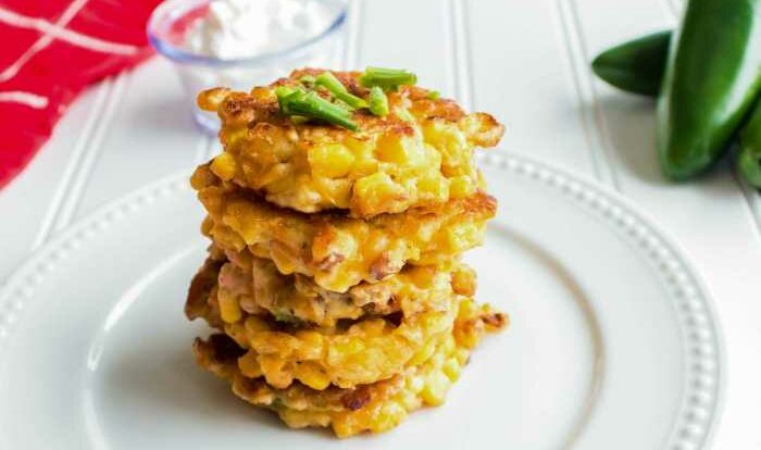 Pembuatan kue dengan bahan pokok jagung dalam bentuk menir artinya